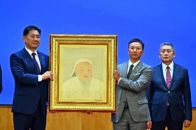 MAFMS, President of Mongolia receives the Chinggis Khaan portrait